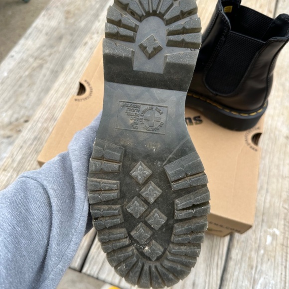 Dr. Martens 2976 SMOOTH LEATHER PLATFORM CHELSEA BOOTS - Picture 2 of 3